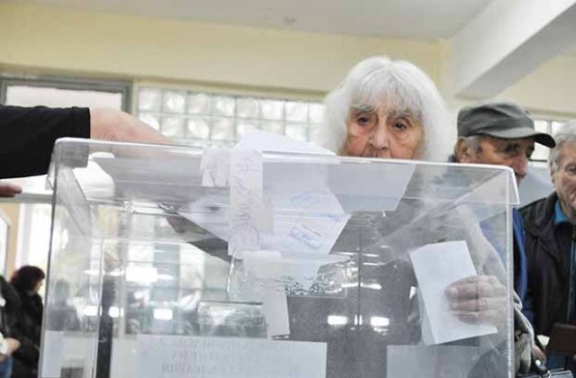 Резултатите без 6 секции: 1. Орешарски, 2. Цачева, 3. Радев