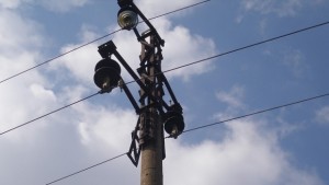 Влекач изпочупи електрически стълбове остави без ток домакинства за ден