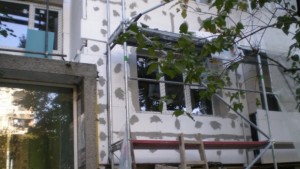 Мъж бойкотира безплатното саниране принуждават го да осигури достъп до