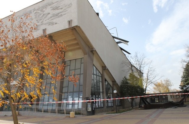 Вятърът отнесе част от покрива на спортната зала в Димитровград
