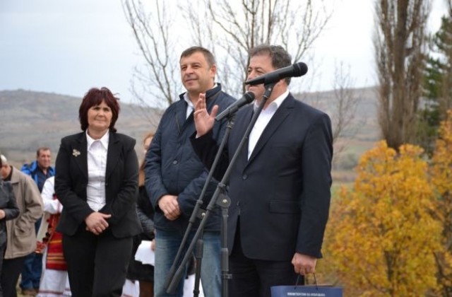 Министър и кмет уважиха празника на 200-годишна църква в Лешко