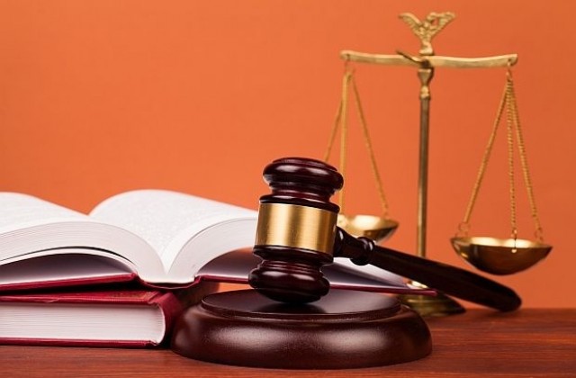 Рецидивист с осем присъди предаден на съд за изнасилване и грабеж