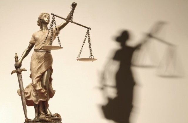 Рецидивист с осем присъди предаден на съд за изнасилване и грабеж