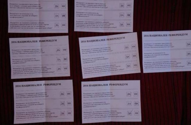 Чистачка в училище намери захвърлени валидни бюлетини за референдума