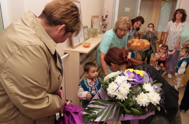 Министър Зорница Русинова посети детска ясла и дневен център в Стара Загора