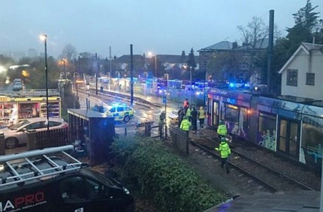 Трамвай се преобърна в Лондон, има жертви (СНИМКИ)