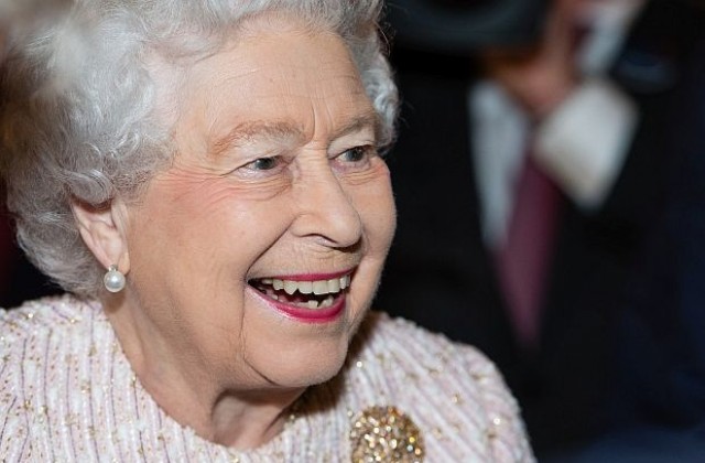 Кралица Елизабет Втора с лъчезарна усмивка пред новия си портрет (СНИМКИ)