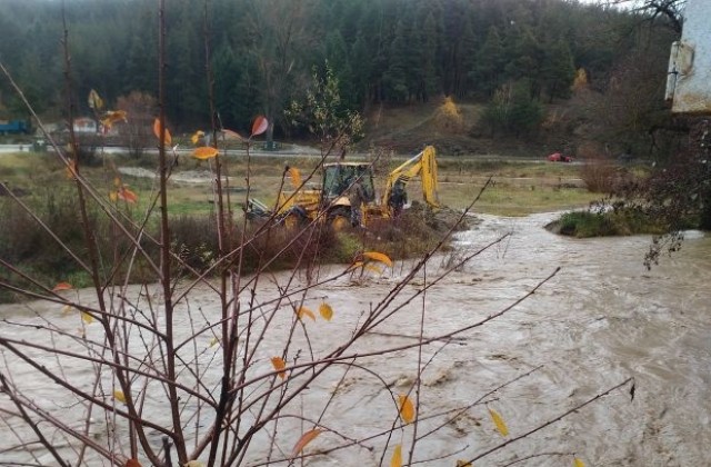 Река Глазне в Баня преля заради проливните дъждове, има наводнени къщи