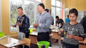Световен шампион по барманство преподава 2 дни в Икономическата гимназия