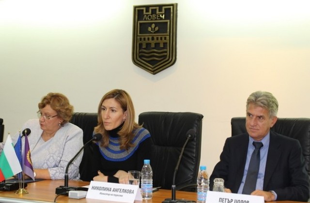 Министър Ангелкова се срещна с местния туристически бранш от Ловеч