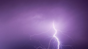 Мълния предизвика пожар в селскостопанска постройка в Чокоба