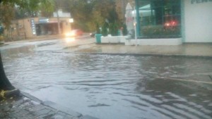 Заради пороя в Смолянско автомобили се озоваха в пътен капан