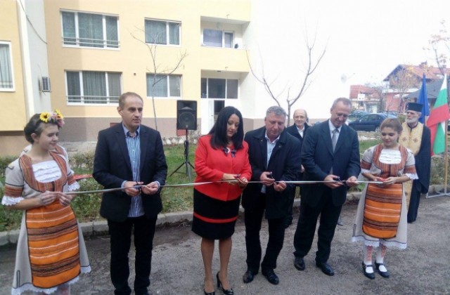 Министър Лиляна Павлова преряза лентата на санирани блокове в Кюстендил и обеща над 25 млн. лв. за общината