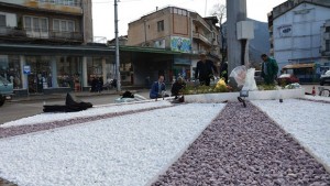 Ансамбъл от мраморни камъчета красят кръговото на площад Св Софроний
