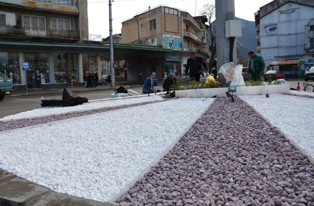 Ансамбъл от мраморни камъчета красят кръговото на площад „Св. Софроний Врачански“