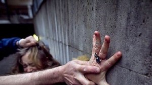 Пиян бездомник блудства с момиче отишло по голяма нужда