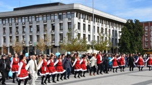 Сладко хоро се изви в центъра на Плевен за Деня