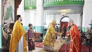 Дядо Владика отслужи литургия в църквата в Черковна