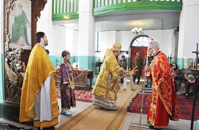 Дядо Владика отслужи литургия в църквата в Черковна