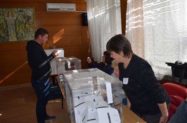 12,61% е избирателната активност в Ямболска област към 10 часа