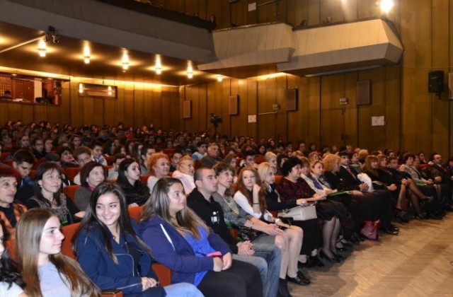 Природоматематическата гимназия във В. Търново отпразнува 45-годишен юбилей