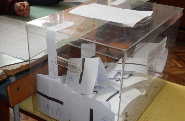 В Петрич се оплакаха: Общинска кола е облепена с предизборни плакати, РИК отхвърли жалбата