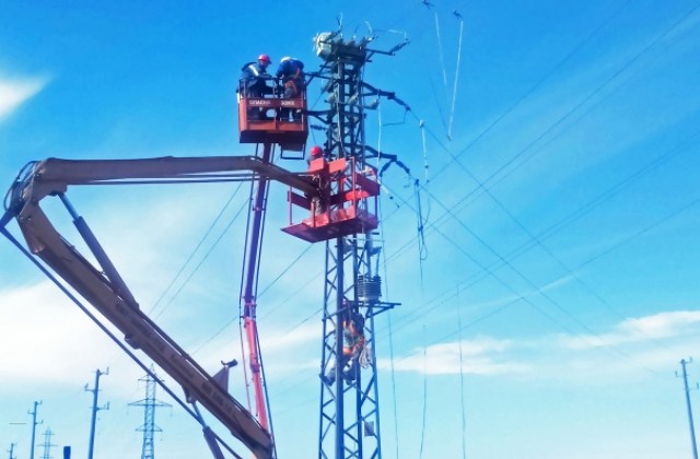 Десетки аварии по електроразпределителната мрежа, 27 села в Добричко са без ток