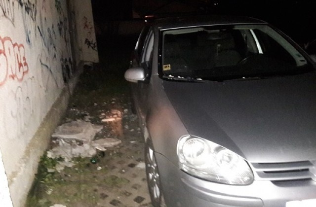 Мазилка от трафопост строши стъклото на кола