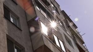 Поредната баба хвърли през терасата парите и златото си на