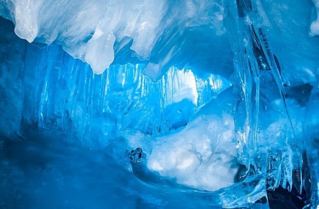 Учени ще търсят най-древния лед на Земята