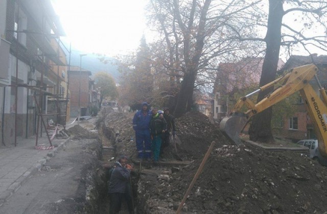 Подменят магистрален водопровод пред ВиК-Асеновград