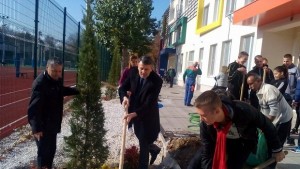 Засадиха дървета и храсти на Гребната база СНИМКИ