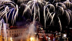 С фойерверки и куклено шоу включват коледните светлини във ВТърново