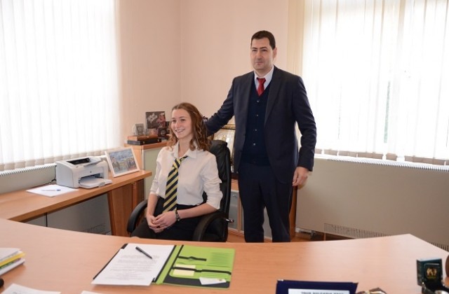 Абитуриентка от Езикова гимназия „Иван Вазов“ стана кмет за един ден на Пловдив