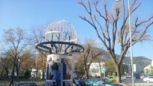 Монтират коледната украса в Сливен