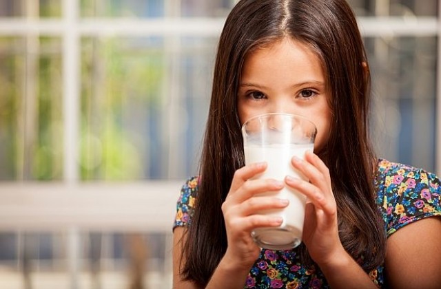 Децата, които пият пълномаслено мляко, са по-слаби