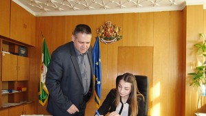 Девойки управляваха и местната власт за ден