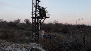 13годишно момиче увисна на електрически стълб заради селфи