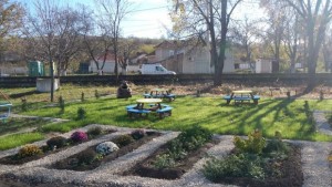 Обновиха паркове училищни дворове и детски площадки