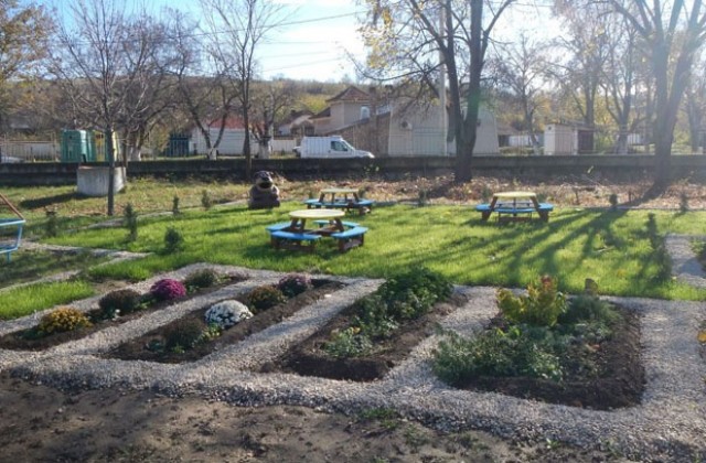 Обновиха паркове, училищни дворове и детски площадки
