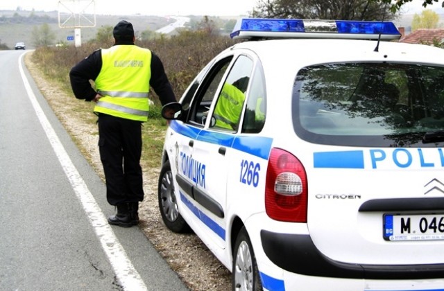 Шофьор без винетка подхвърли 50 лева на полицаи