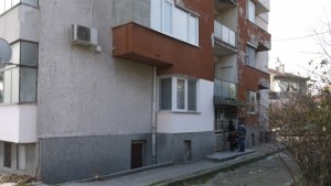 Глобиха пенсиониран военен ударил с бастун домоуправителка