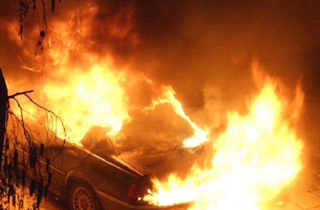 Пожар вилня тази нощ в центъра на Плевен - изгоряха два автомобила