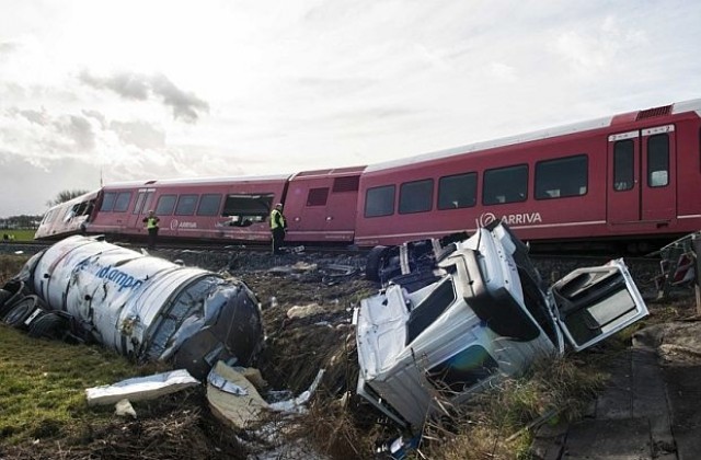 Влак се блъсна в камион в Холандия, има ранени (СНИМКИ)
