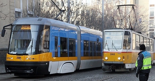 Два трамвая се удариха на столичния бул. Христо Ботев между