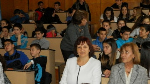 Ралица Добрева беше гост на състезание по предприемачество в СОУ