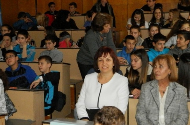 Ралица Добрева беше гост на състезание по предприемачество в СОУ „Пейо Яворов