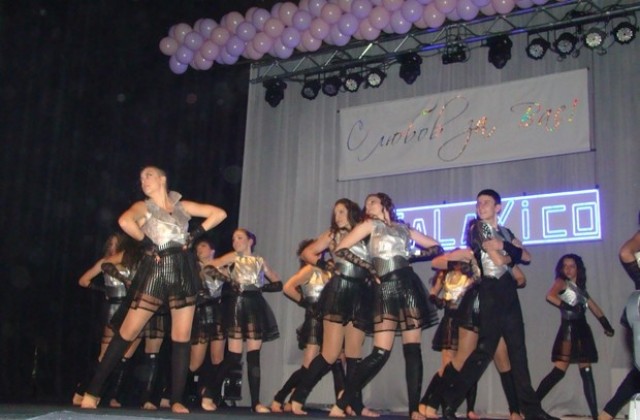 България танцува продължава в театъра на Димитровград