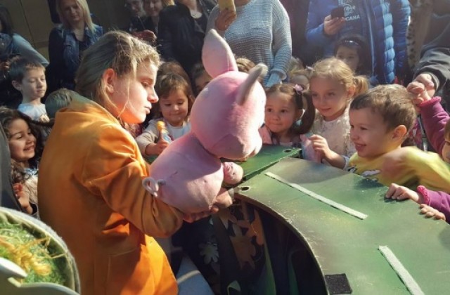 Билети за куклени спектакли подаряват на малки търновчета