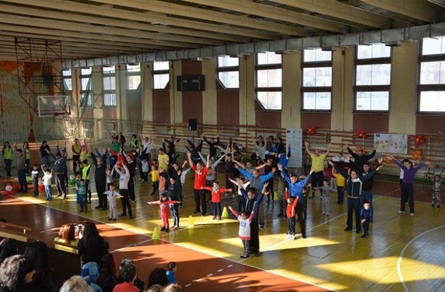 Родители и деца се състезаваха в турнира „Мама, татко и аз“ във Враца